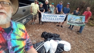 [Selfie, trash, banners, 16:49:01, 30.4142, -83.1595]