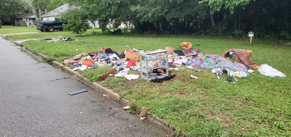 [Trash pile, Pullman Street, between S. Oak Street and Pullman Street, 2023:05:23 15:57:15, 30.8215559, -83.2775839]