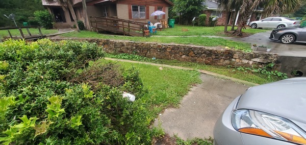 [Trash by One Mile Branch on University Drive, 2023:05:23 16:43:15, 30.8682336, -83.2847355]