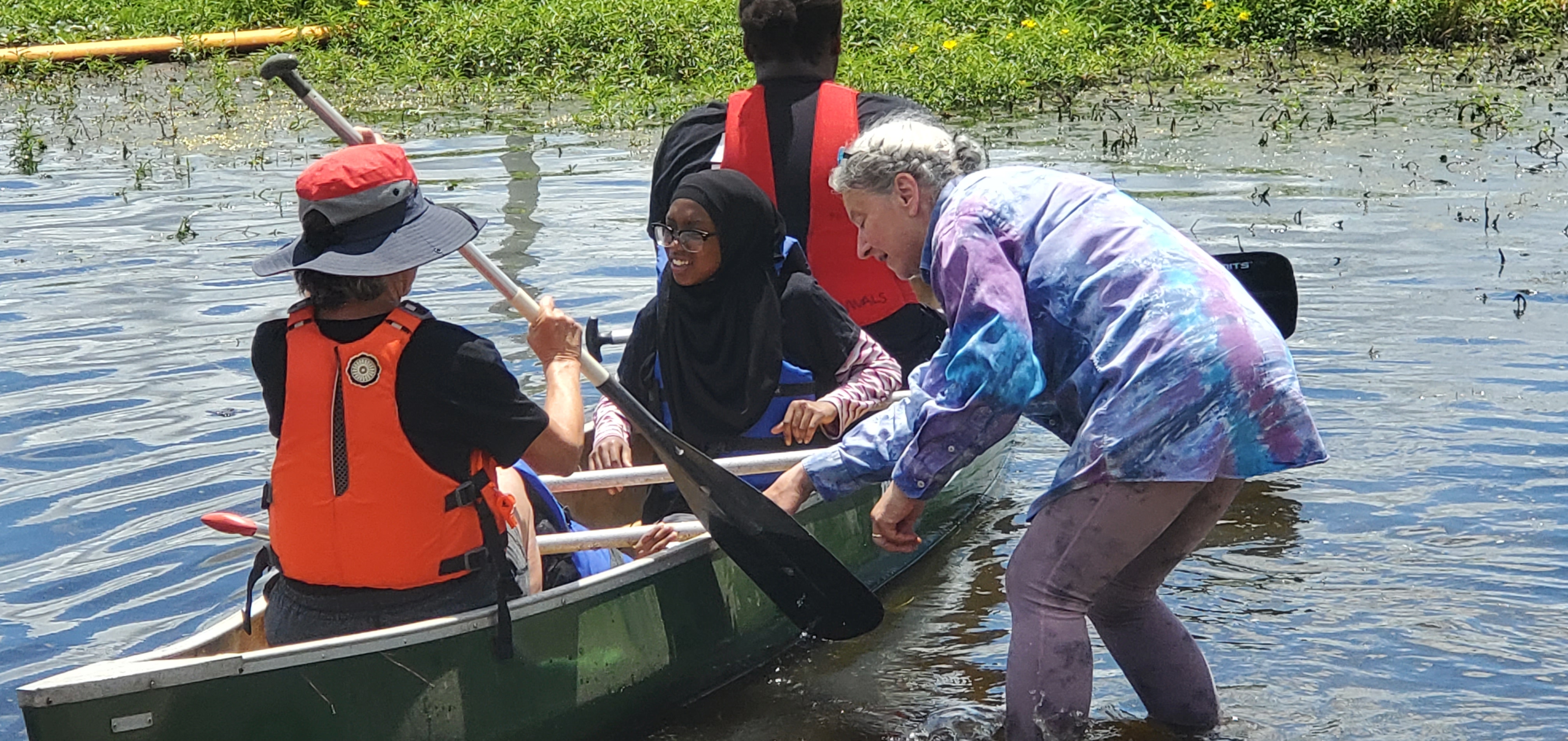 Organizing the small child in the Mohawk canoe, 12:30:49
