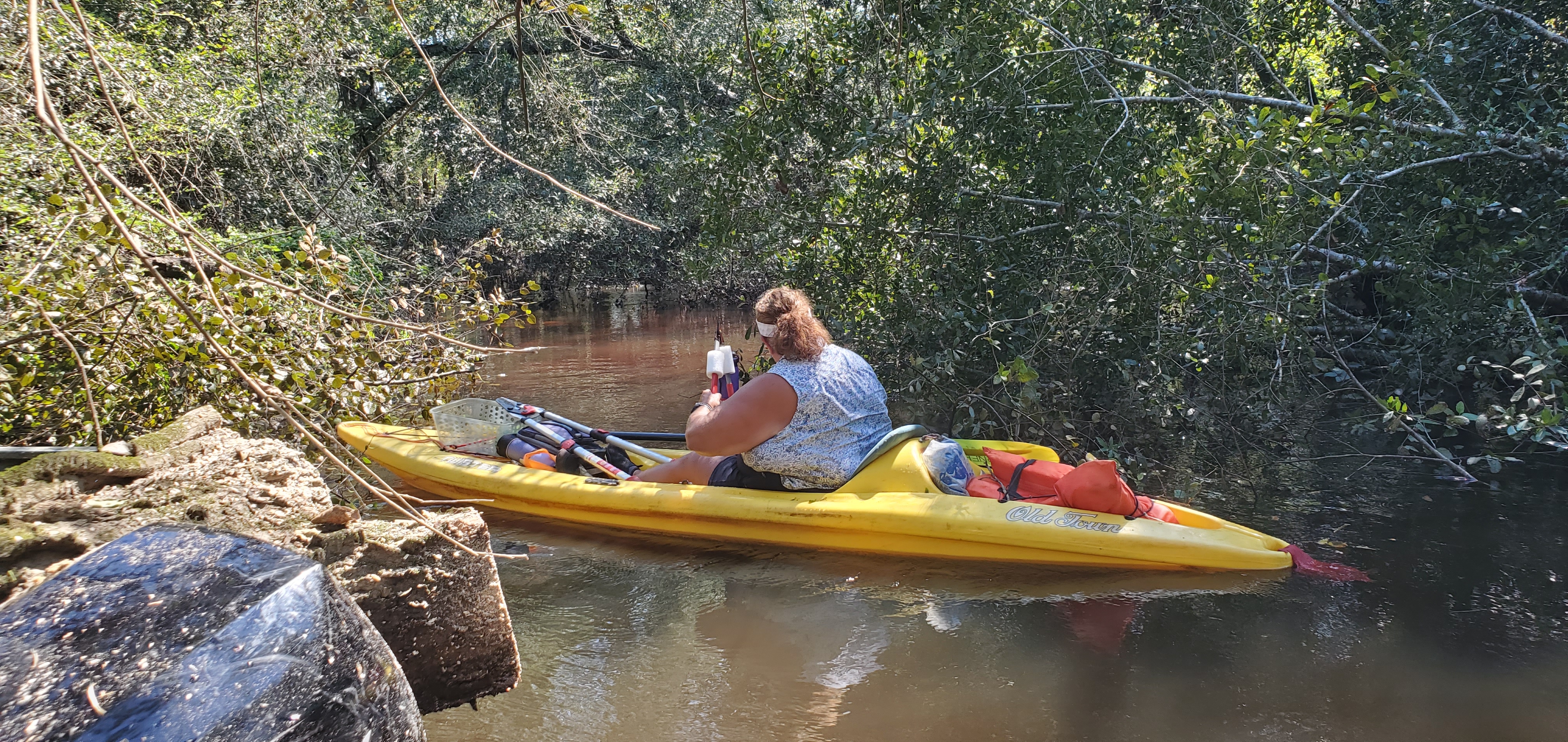 Darlene with her tiny clippers --John S. Quarterman, 11:40:55, 31.2113382, -83.5102403