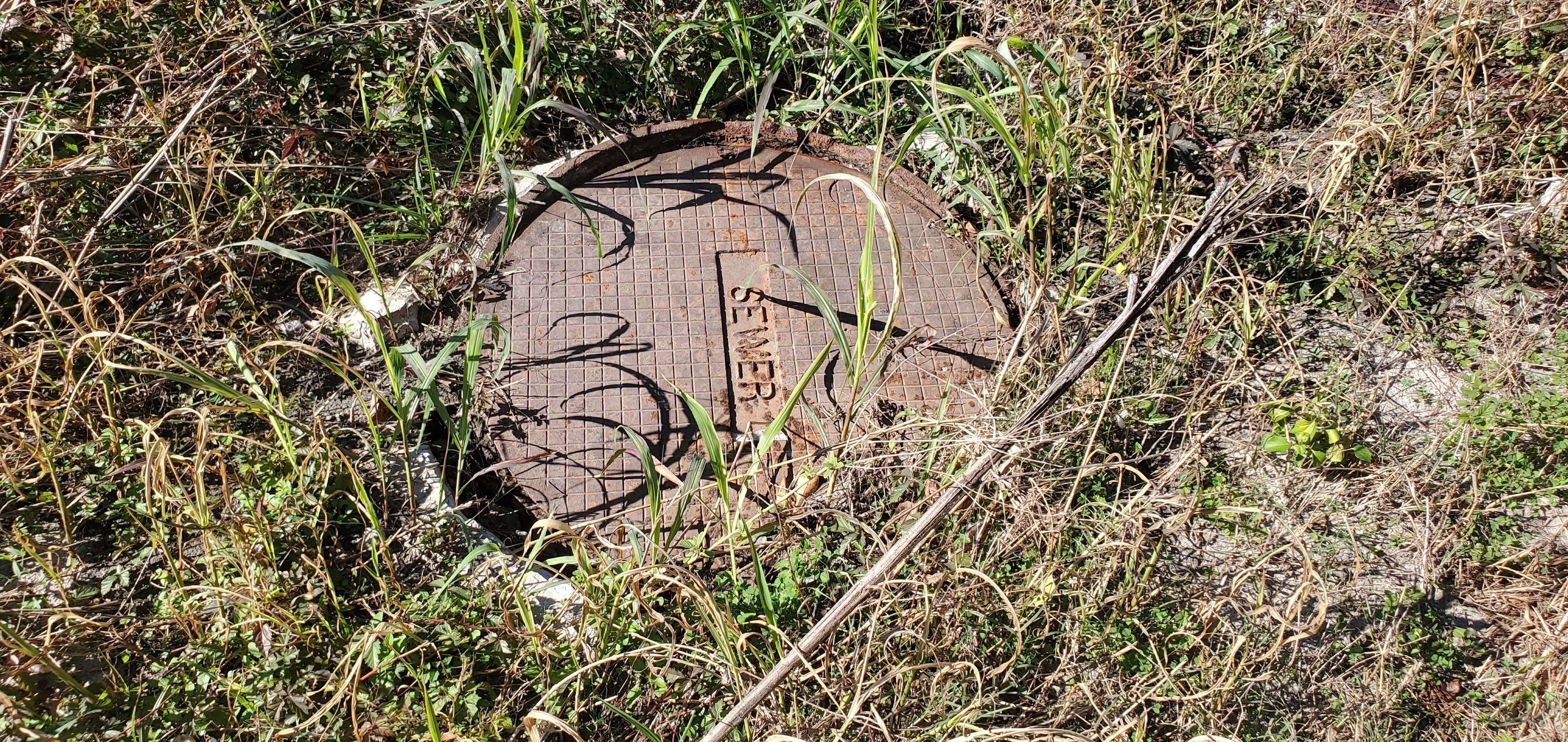 Open manhole cover, Sugar Creek 2024-12-12, 13:11:43, 30.8491914, -83.3139671