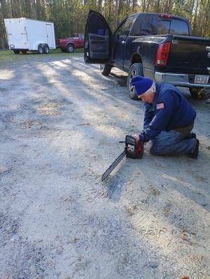 [Phil Hubbard re-idling the 24-inch Husqvarna chainsaw --Phil Royce, 2025:03:22 09:35:50]