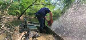 [Movie: A little more chainsawing in the river, 17:21:50, 30.8458221, -83.3472014 (23M)]