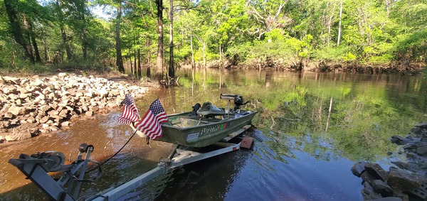 [Movie: Phil Royce putting in at Troupville Boat Ramp, 09:26:09, 30.8514884, -83.3474150 (93M)]