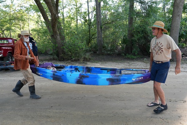 [John S. Quarterman loaning a kayak to Steve Fesler --Catherine Ammons]