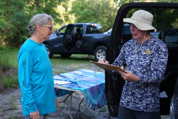 [Gretchen Quarterman signing in Valdosta Mayor Scott James Matheson --Catherine Ammons]