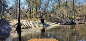 [Clean outfall, Valdosta Withlacoochee Wastewater Plant, 2022-02-19, 11:08:04, 30.8362546, -83.3593164 --jsq for WWALS]