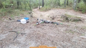 [Trash in the gully, 2017-10-14, 09:29:08, 30.67533, -83.39412 --jsq for WWALS]