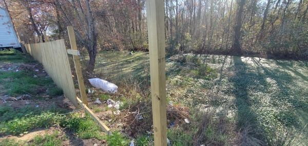 [Trash behind fence, 09:29:32, 30.6405719, -83.1890052]