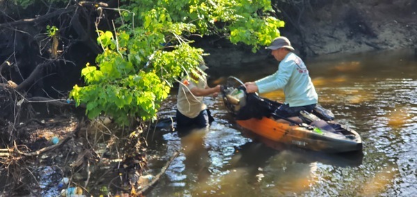 [Russell McBride and Scott James in his kayak, 09:25:11, 30.8634367, -83.3190541]