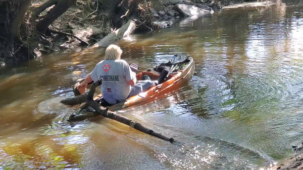 [Movie: Phil Hubbard sawing a log in a kayak, 09:36:09, 30.8632605, -83.3193490 (71M)]