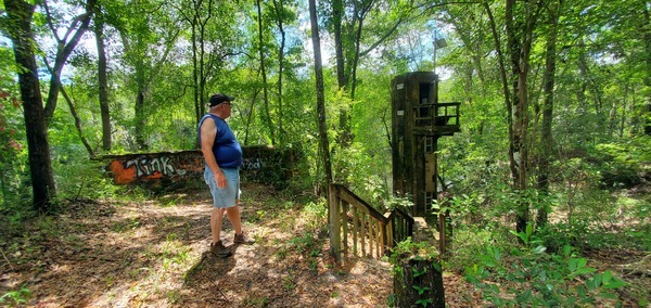 [Dr. Tom Potter at Belleville Bridge abutment and Pinetta Gauge house, 12:17:04, 30.5957146, -83.2598634]