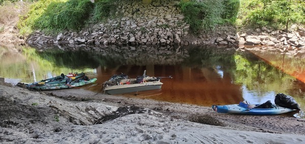 [Boats and steep sand at GA 133 Landing, 15:04:39, 30.8501, -83.3397]