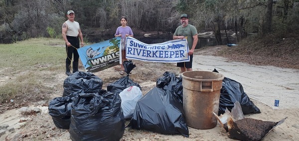 [Banners with trash at Nankin Boat Ramp, 17:17:05, 30.6749086, -83.3940090]