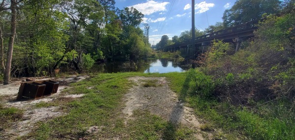 Withlacoochee River with free furniture, 2023:03:21 17:16:17, 31.0963861, -83.3159366