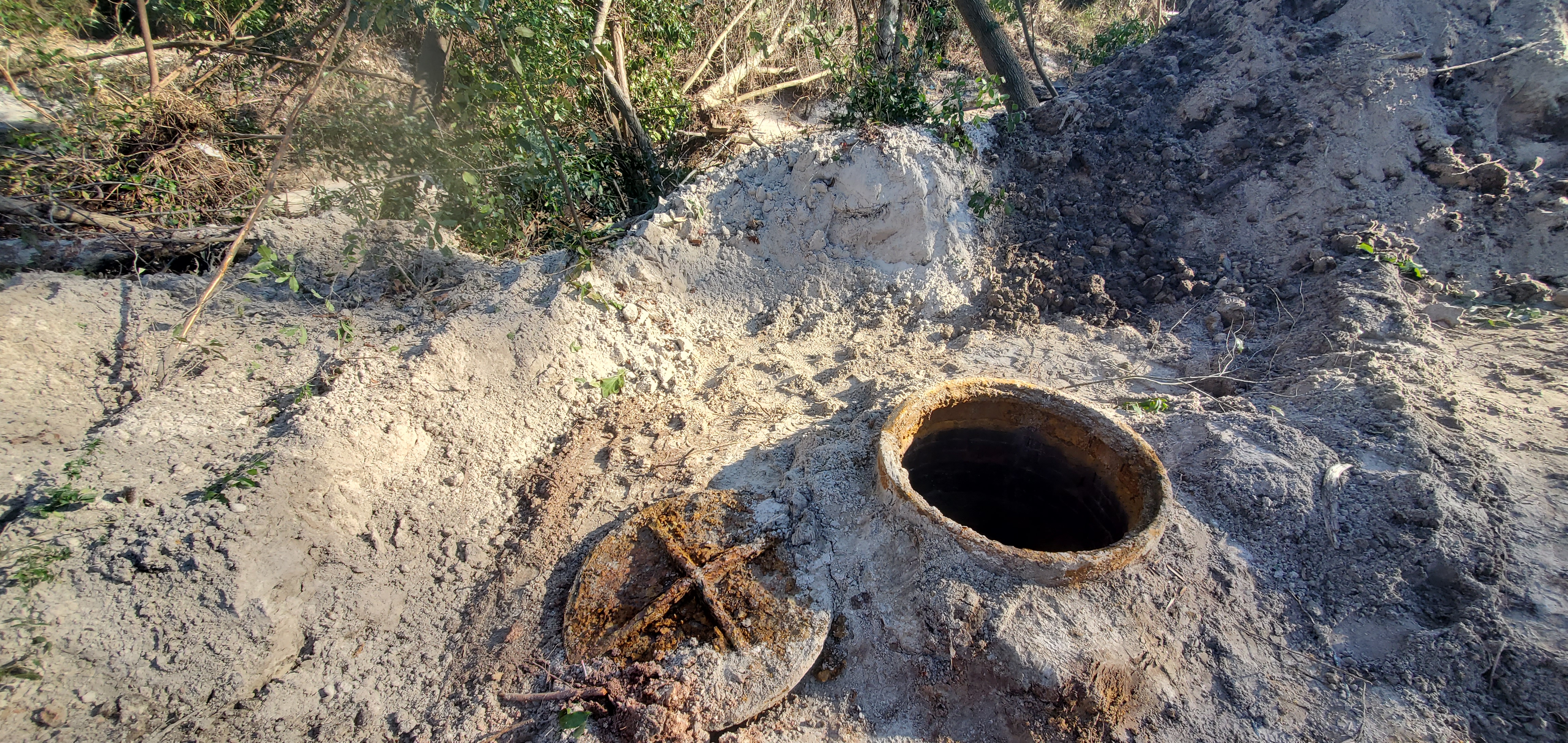 *Manhole opened for examination, 2025:01:07 15:19:03, 30.8545876, -83.3154885