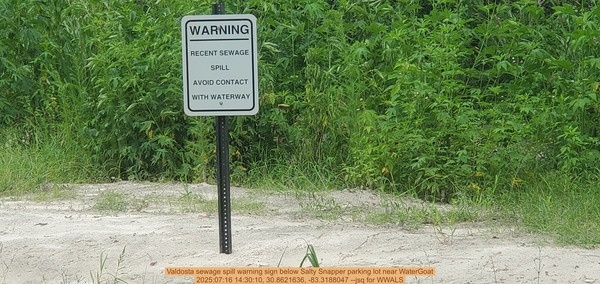 [Valdosta sewage spill warning sign below Salty Snapper parking lot near WaterGoat, 2025:07:16 14:30:10, 30.8621636, -83.3188047 --jsq for WWALS]