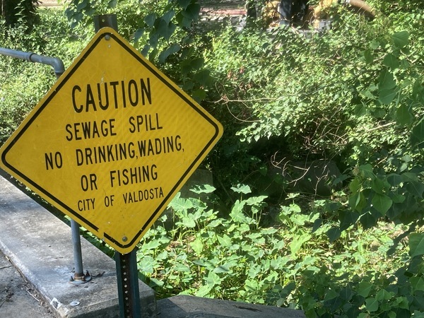 [Closeup, Sewage Spill sign, One Mile Branch, 1413 Williams Street, southbound, 30.847616, -83.283692]