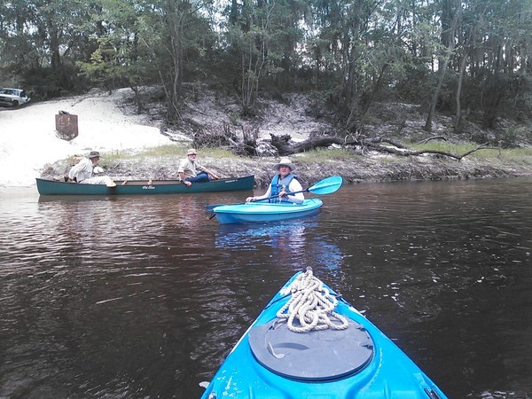 600x450 Bret Wagenhorst, Dave Hetzel, Gretchen Quarterman, at Hotchkiss Road, in Alapaha River Outing, by John S. Quarterman, for WWALS.net, 24 August 2014