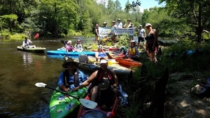Banners: say water bottle, 30.5560342, -83.2601554